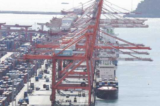 11일 부산항 신선대부두에서 컨테이너 하역작업 하는 모습. [연합뉴스]